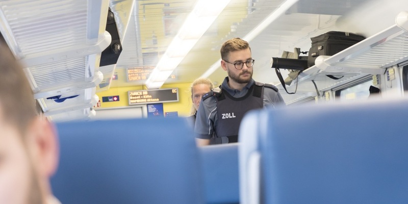 HZA-UL: Acryl-Bilder im Wert von 24.000 Euro geschmuggelt - Foto: presseportal.de