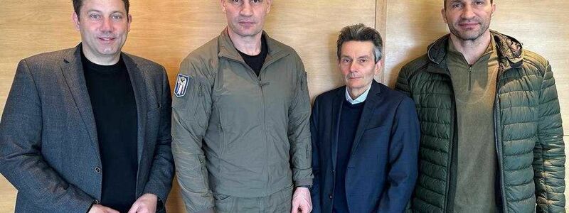 Lars Klingbeil (l) und Rolf Mützenich (3.v.l) sind in Kiew mit Bürgermeister Vitali Klitschko (2.v.l.) und dessen Bruder Wladimir Klitschko zusammengetroffen - Foto: Fionn Große/SPD/dpa