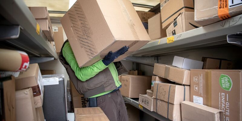 Paketboten müssen manchmal auch besonders schwere Sendungen schleppen. (Symbolfoto) - Foto: Sina Schuldt/dpa
