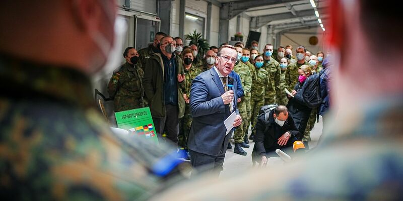 Verteidigungsminister Pistorius im gepanzerten Radfahrzeug Boxer bei der Übung «Griffin Lightning» in Litauen. - Foto: Kay Nietfeld/dpa