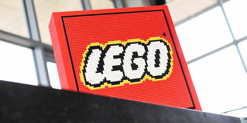 Recyceltes PET sei nur eines von Hunderten verschiedener nachhaltiger Materialien, die Lego getestet habe, hieß es aus Billund. - Foto: Tobias Hase/dpa