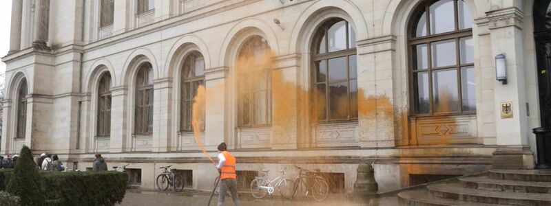 Beteiligung an Farbattacke auf das Bundesverkehrsministerium endet mit einer Haftstrafe. (Archivbild) - Foto: Sven Käuler/Tnn/dpa