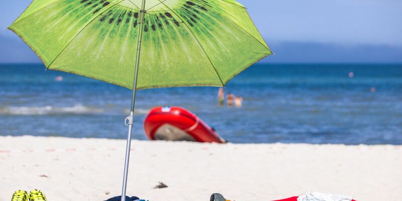Sonnenschirm an der Ostseeküste bei Prerow. - Foto: Jens Büttner/dpa-Zentralbild/dpa