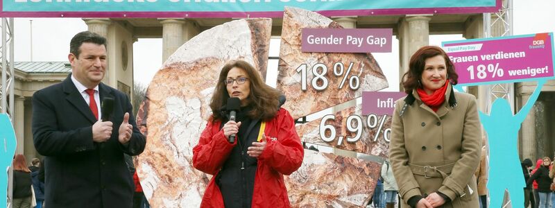 DGB-Vorsitzende Yasmin Fahimi gibt am Vortag des Internationalen Frauentages ein Statement zum Equal Pay Day vor dem Brandenburger Tor ab. - Foto: Wolfgang Kumm/dpa