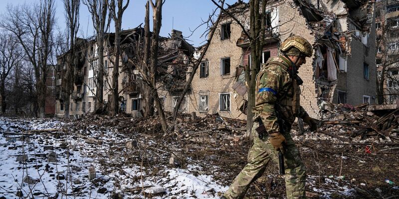 Ein ukrainischer Soldat in Awdijiwka. - Foto: Evgeniy Maloletka/AP/dpa