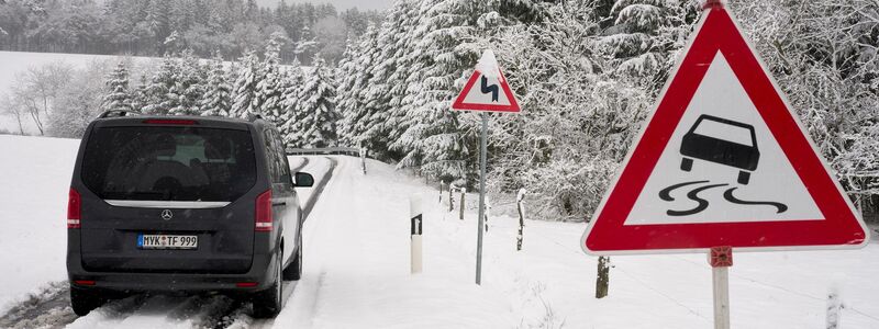 Auch in der Eifel in der Nähe des Nürburgrings waren die Straßen verschneit. - Foto: Thomas Frey/dpa