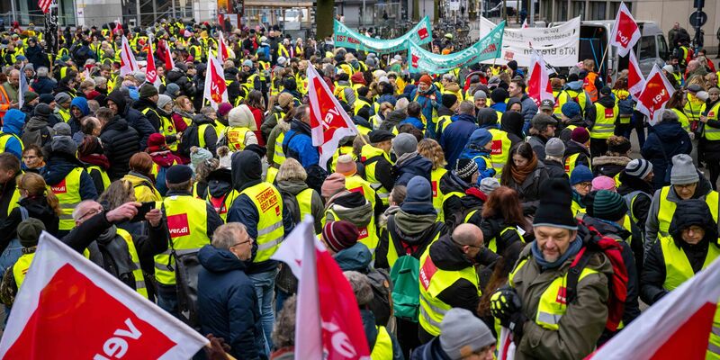 Zahlreiche Beamte sind an der Schule im Einsatz. - Foto: Sina Schuldt/dpa