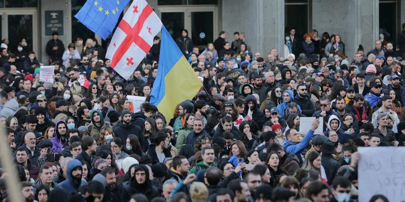 Bei den Protesten liefern sich Demonstranten und Polizei teilweise Straßenschlachten. - Foto: Zurab Tsertsvadze/AP/dpa