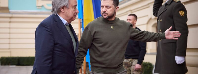 Selenskyj und die Ukraine trauern noch um die Opfer eines russischen Luftangriffs.  - Foto: Uncredited/Ukrainian Presidential Press Office/AP/dpa