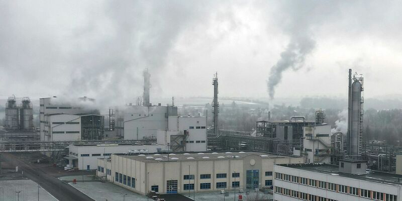 Werksanlagen stehen im Chemie- und Industriepark Zeitz. - Foto: Bodo Schackow/dpa