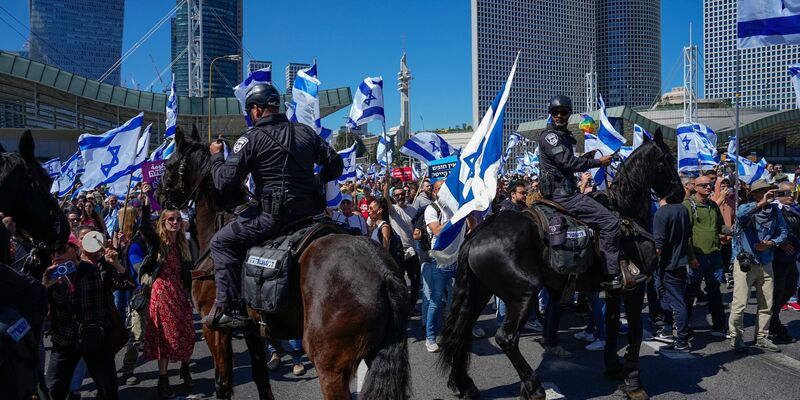 Nach der Verabschiedung zentraler Elemente der umstrittenen Justizreform haben wieder Tausende Israelis gegen die rechts-religiöse Regierung protestiert. - Foto: Ariel Schalit/AP