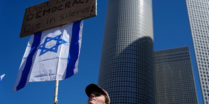 Demonstranten und Polizisten stehen sich in Tel Aviv gegenüber. - Foto: Ariel Schalit/AP/dpa