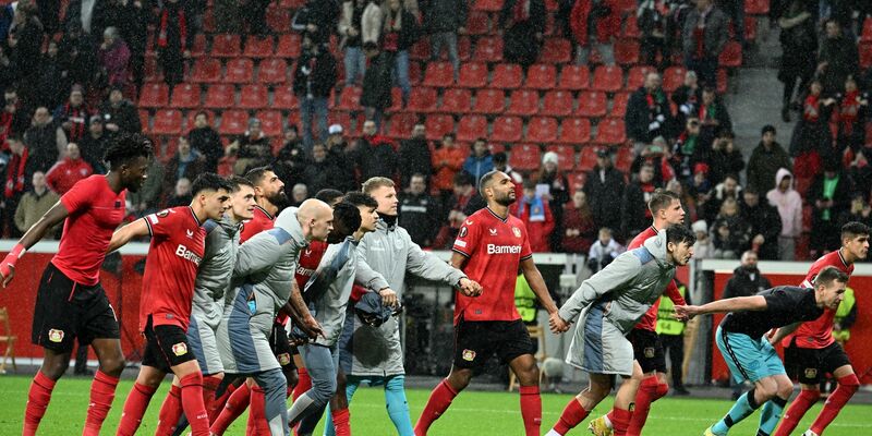 Die Leverkusener feiern den Einzug ins Pokal-Halbfinale. - Foto: Federico Gambarini/dpa