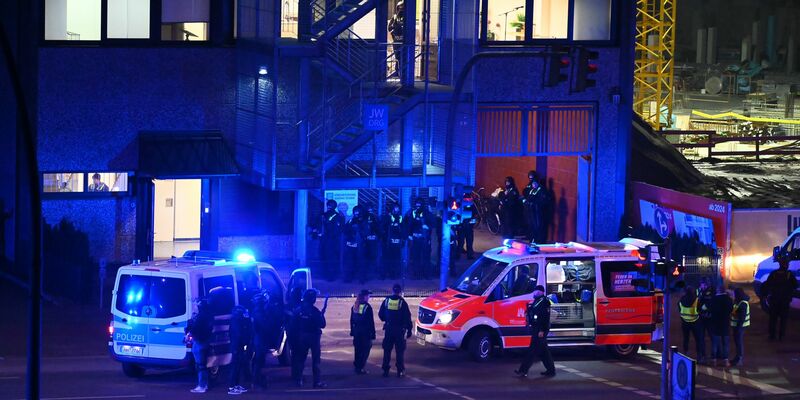 Koffer im Gepäckausgabe-Bereich des Hamburger Flughafens. - Foto: Jonas Walzberg/dpa