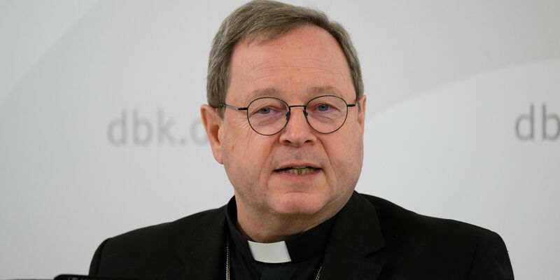 Bischof Georg Bätzing sieht den christlichen Glauben in der Bevölkerung auf dem Rückzug. - Foto: Robert Michael/dpa