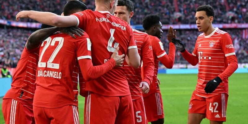 Er trifft und trifft: Nach seinem Hattrick gegen Augsburg durfte Harry Kane mal wieder den Spielball mitnehmen. - Foto: Sven Hoppe/dpa