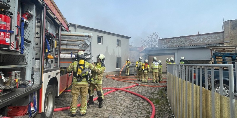 FW Tönisvorst: Neuer Lebensabschnitt führt das Brautpaar durch den Schlauchbogen in eine gemeinsame Zukunft - Foto: presseportal.de