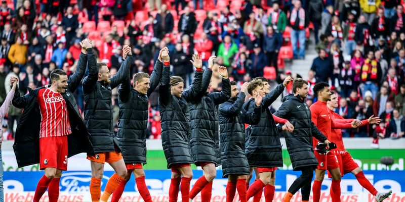 Die Freiburger Spieler feiern den Sieg gegen den 1. FC Union Berlin. - Foto: Tom Weller/dpa