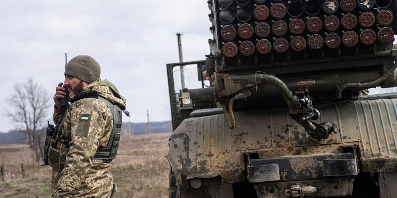 Ein ukrainischer Soldat an der Frontlinie in der Region Donezk. - Foto: Evgeniy Maloletka/AP/dpa