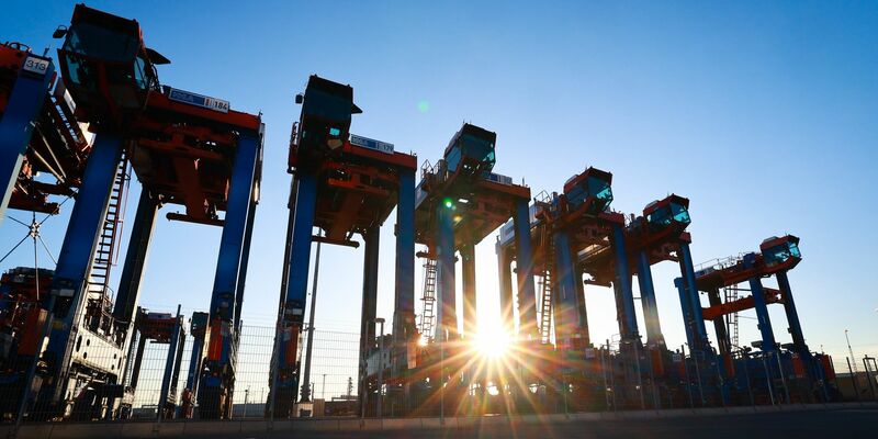 Die Konjunktur in Deutschland schwächelt - auch ausländische Direktinvestitionen fließen laut Bundesbank-Daten weniger üppig (Archivbild). - Foto: Christian Charisius/dpa