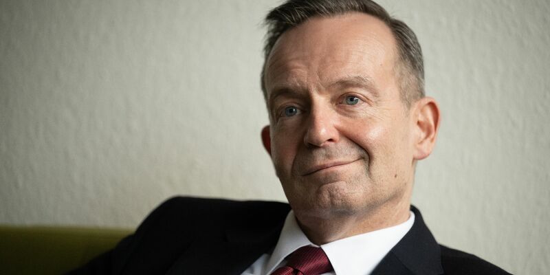 Bundesverkehrsminister Volker Wissing will für mehr Pünktlichkeit bei der Bahn sorgen. - Foto: Sebastian Gollnow/dpa