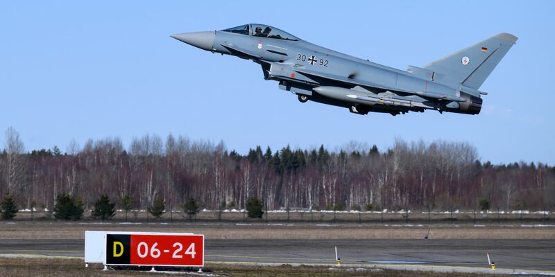 Die Bundesregierung ist nach Angaben von Außenministerin Annalena Baerbock offen für die Lieferung von Eurofigter-Kampfjets an Saudi-Arabien. - Foto: Bernd von Jutrczenka/dpa