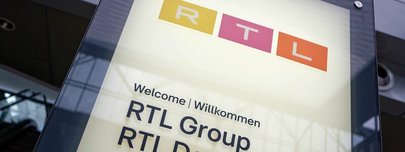 Ein Schild am Eingang des RTL Gebäudes in Köln: Die RTL Group hat Halbjahreszahlen bekanntgegeben. - Foto: Henning Kaiser/dpa