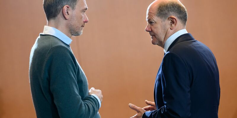 Christian Lindner (l) und Olaf Scholz. Der Bundeskanzler schaltet sich in die stockenden Haushaltsgespräche ein. - Foto: Bernd von Jutrczenka/dpa