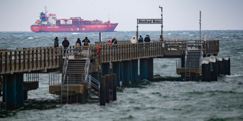 Am Verladekran im Hafen von Mukran  haben Kletterer ein Banner mit der Aufschrift «Gas zerstört» befestigt. Greenpeace kritisiert, die Pipeline solle durch mehrere Meeresschutzgebiete verlaufen. - Foto: Stefan Sauer/dpa