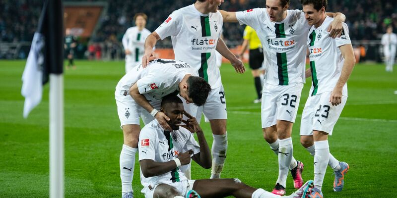 Jonas Hofmann (r) erzielte beim 2:0 im Viertelfinal-Hinspiel in der Europa League gegen West Ham United das erste Leverkusener Tor. - Foto: Marius Becker/dpa