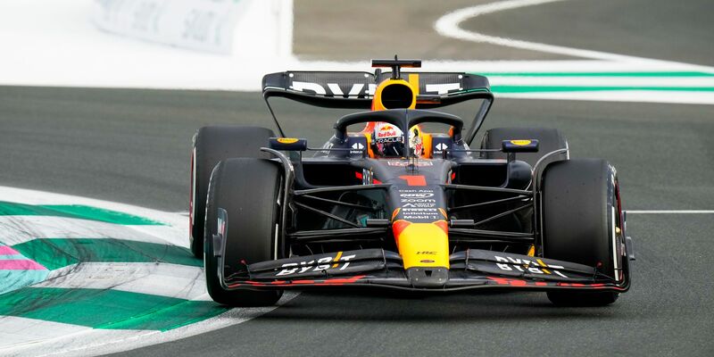 Der Niederländer Max Verstappen fährt im Red-Bull-Boliden auf der Strecke. - Foto: Luca Bruno/AP/dpa