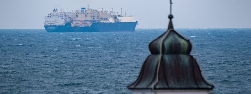 LNG-Tanker liegen vor der Küste der Insel Rügen. - Foto: Stefan Sauer/dpa