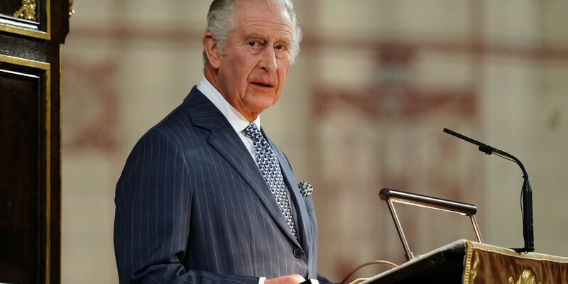 König Charles III. während der königlichen Gartenparty im Buckingham Palace. - Foto: Jordan Pettitt/PA Wire/dpa