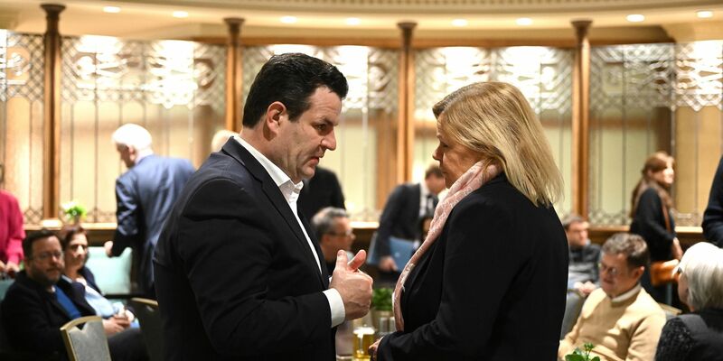 Deutschland will mehr ausländische Fachkräfte für sich begeistern. Nancy Faeser (M) und Hubertus Heil (2.v.r.) waren dafür nach Kanada gereist. - Foto: Britta Pedersen/dpa