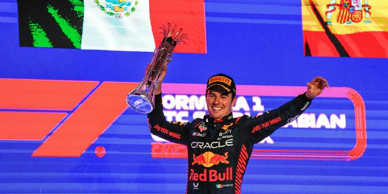 Red-Bull-Pilot Sergio Perez hat den Großen Preis von Saudi-Arabien gewonnen. - Foto: Hassan Ammar/AP