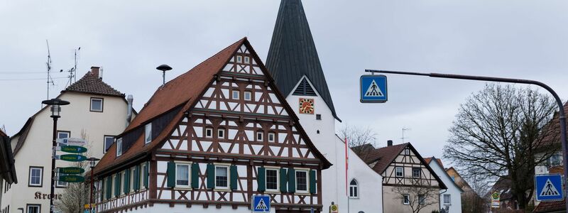 Das Rathaus von Hattenhofen in Baden-Württemberg. In der Nacht zu Sonntag ist in dem Ort ein Kommunalpolitiker angeschossen worden. - Foto: Julian Rettig/dpa