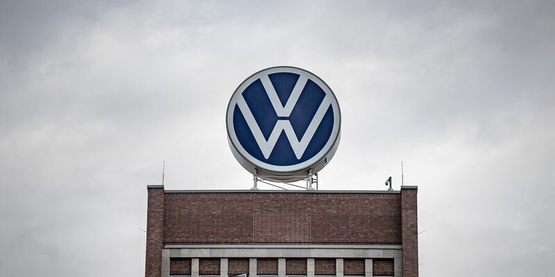 Europas größter Autobauer Volkswagen bereitet seine Belegschaft auf Einschnitte auch beim Personal vor. - Foto: Sina Schuldt/dpa