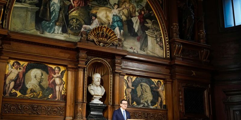 Polens amtierender Ministerpräsident Mateusz Morawiecki muss die Vertrauensfrage im Parlament stellen. - Foto: Uwe Anspach/dpa