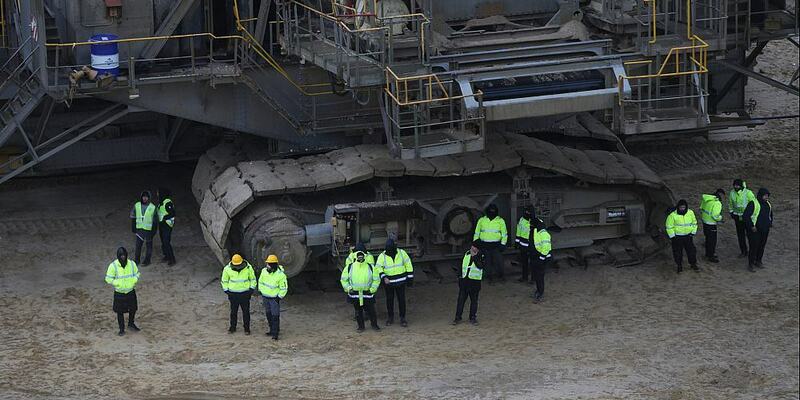 RWE-Mitarbeiter sichern Bagger bei Demo bei Lützerath am 14.01.2023 - Foto: ?ber dts Nachrichtenagentur