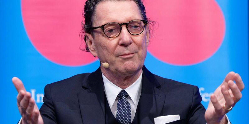 Der Autor Martin Suter sitzt bei einer Lesung im Rahmen des Literatur-Festivals Lit.Cologne auf dem Podium. Sein neuer Roman «Allmen und Herr Weynfeldt» erscheint im Diogenes-Verlag am 20. März. - Foto: Henning Kaiser/dpa