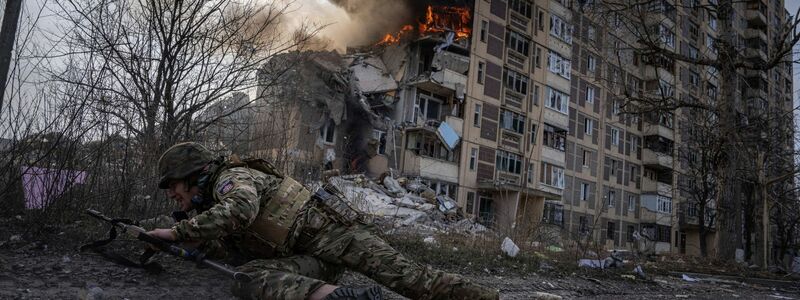 An der Front in Donezk gegen die Kämpfe zwischen dem ukrainischen und russischen Militär weiter. - Foto: Evgeniy Maloletka/AP