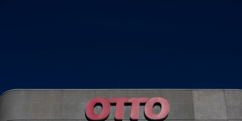 Das Logo des Otto Konzerns an der Konzernzentrale in Hamburg. - Foto: Daniel Reinhardt/dpa
