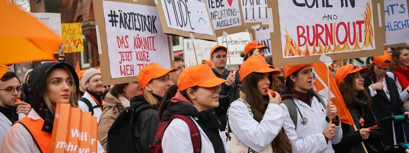 «Come in and burnout»: Teilnehmerinnen und Teilnehmer des Warnstreiks in Hamburg. - Foto: Christian Charisius/dpa