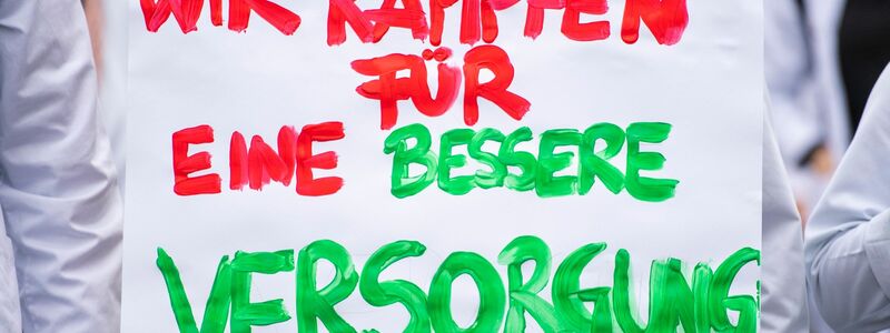 Protest-Plakat in Berlin. - Foto: Christophe Gateau/dpa