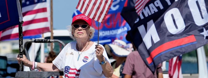 Eine Anhängerin von Ex-Präsident Trump demonstriert für ihr Idol unweit von Trumps Anwesen Mar-a-Lago in Florida. - Foto: Lynne Sladky/AP/dpa