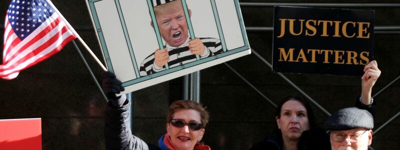 Auch Trump-Gegner demonstrieren in New York. - Foto: Christina Horsten/dpa