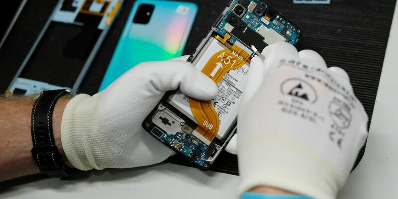 Viele kaufen bei einem Defekt lieber ein neues Handy, anstatt das alte reparieren zu lassen. (Archivfoto) - Foto: Sebastian Willnow/dpa