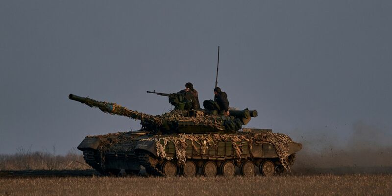 Ein ukrainischer Soldat steht in einem Graben an der Frontlinie in der Nähe von Bachmut. - Foto: LIBKOS/AP