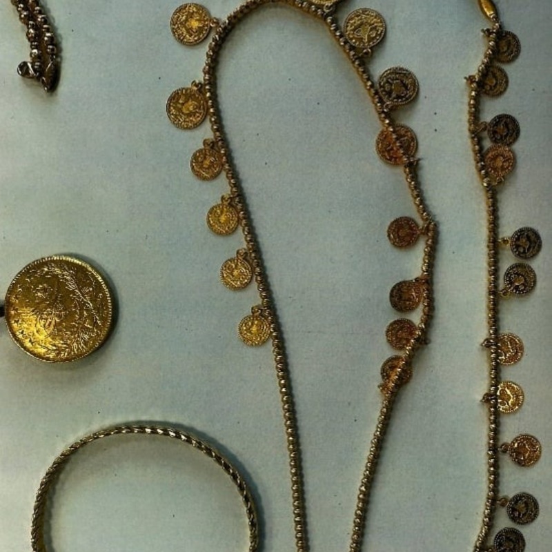 HZA-IZ: Zoll stellt Goldschmuck im Wert von 15.000,- Euro am Flughafen Hamburg sicher / Zwei Zöllner entdecken Goldschmuck bei sozialleistungsbeziehender Frau - Foto: presseportal.de