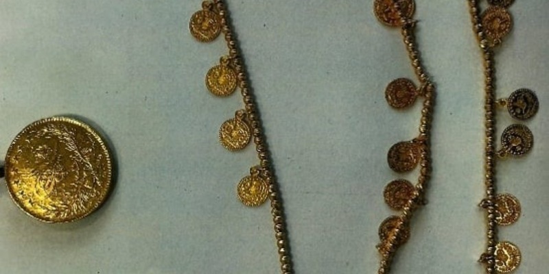 HZA-IZ: Zoll stellt Goldschmuck im Wert von 15.000,- Euro am Flughafen Hamburg sicher / Zwei Zöllner entdecken Goldschmuck bei sozialleistungsbeziehender Frau - Foto: presseportal.de